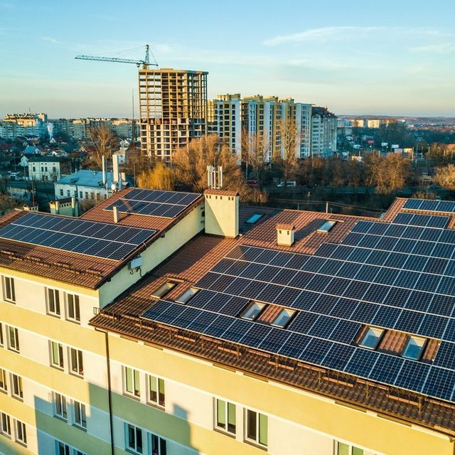 placas solares sobre tejado de pisos